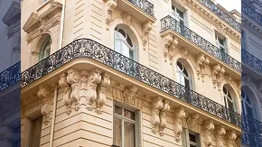 Photographie d'un immeuble haussmannien pour illustrer le sujet de la location de la résidence principale