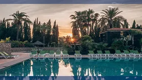 Photographie en couleurs d'une piscine d'hôtel pour illustrer le thème de l'hôtellerie de plein air