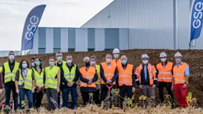 Phtographie d'ouvriers en plein air qui s'apprêtent à planter des arbres pour le compte de Alderan qu'ils accompagnent dans sa démarche ISR