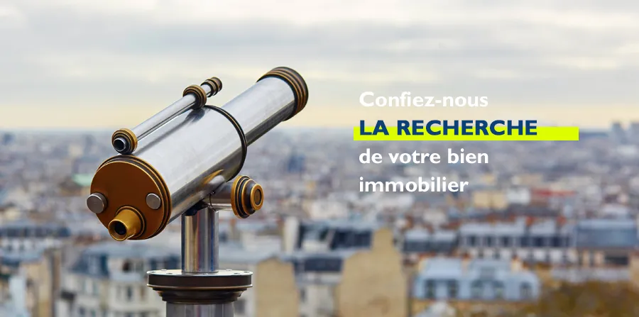 Jumelles avec une ville en arrière plan pour symboliser la recherche d'un bien immobilier